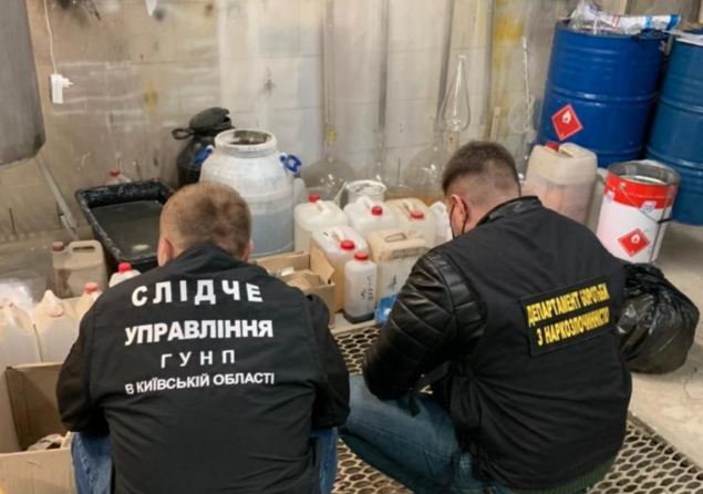 На Київщині правоохоронці припинили діяльність злочинного угрупування по виробництву та збуту наркотиків (відео)