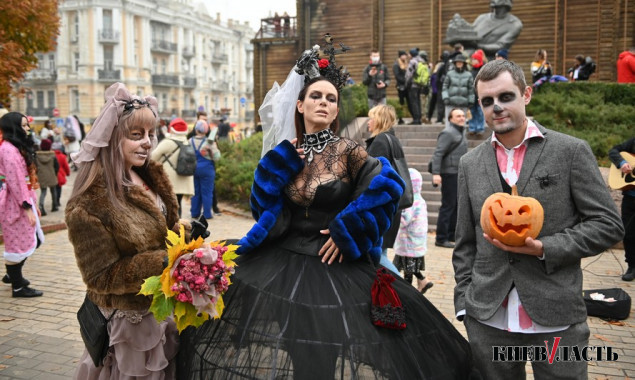 Зомби на улицах Киева: в центре столицы прошел костюмированный парад в честь Хэллоуина (фото)