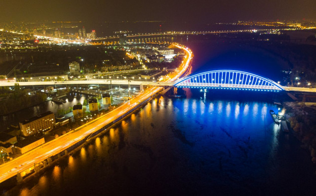 В пятницу, 12 ноября, два моста и один ТРЦ в Киеве подсветят голубым светом