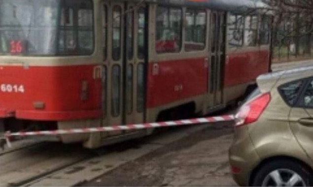 На столичной Куреневке трамвай переехал женщину (видео)
