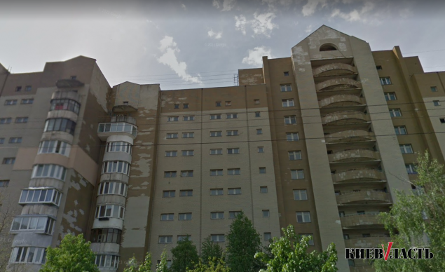 Депутат Киевсовета попросил коммунальщиков отремонтировать фасад дома с отваливающейся плиткой на улице Бориспольской