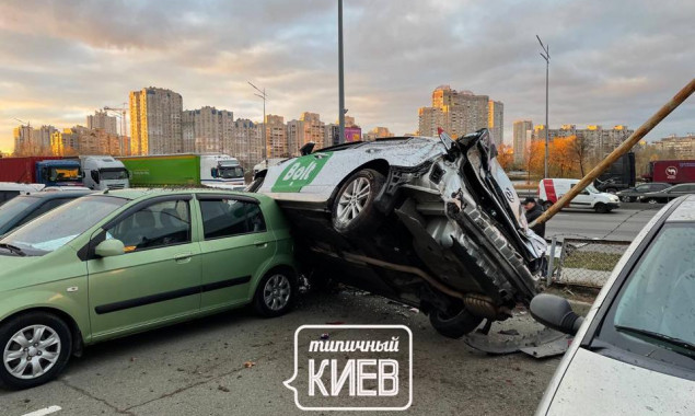 В Киеве, возле метро Харьковская, водитель такси “улетел” и разбил шесть автомобилей (фото)