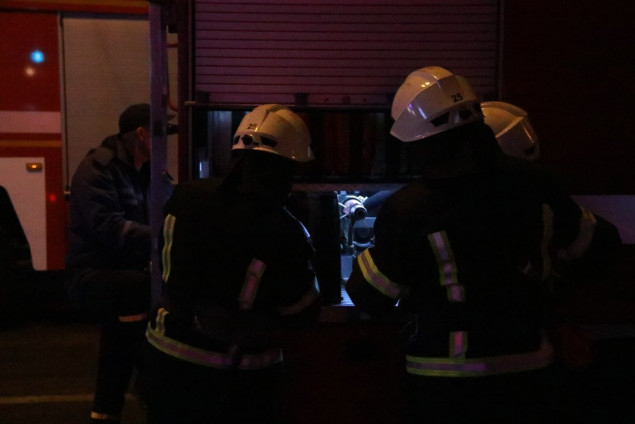 В Оболонском районе столицы пожарные спасли мужчину из горящей квартиры