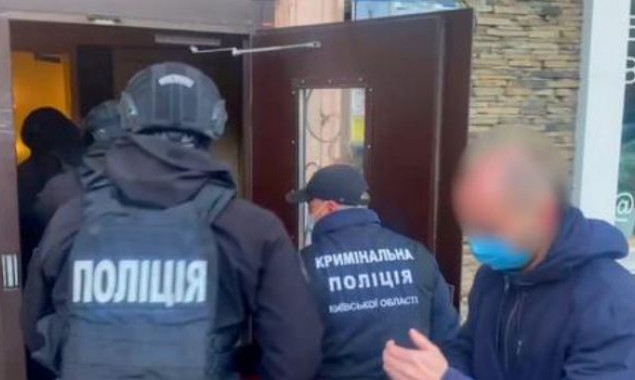 Под Киевом правоохранители ликвидировали подпольный центр по изготовлению фальшивых документов (видео)