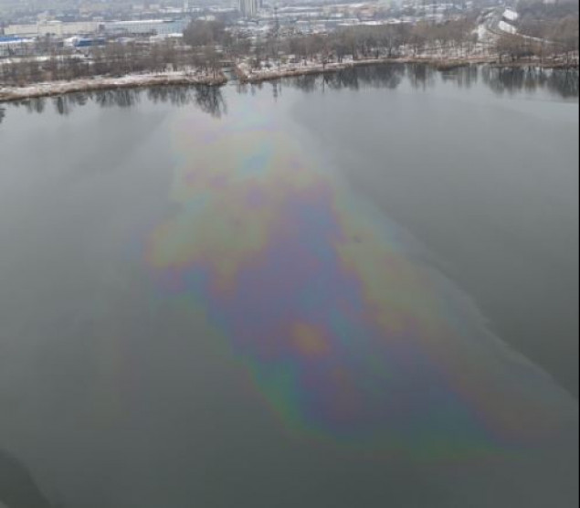 Одно из озер на столичной Оболони оказалось загрязнено после сброса нефтепродуктов (видео)