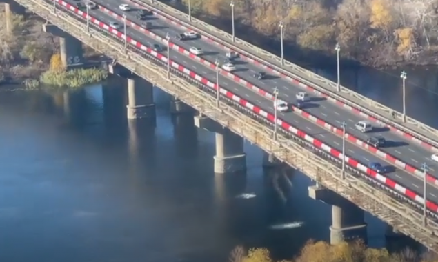 От киевского моста Патона отваливаются куски бетона (видео)