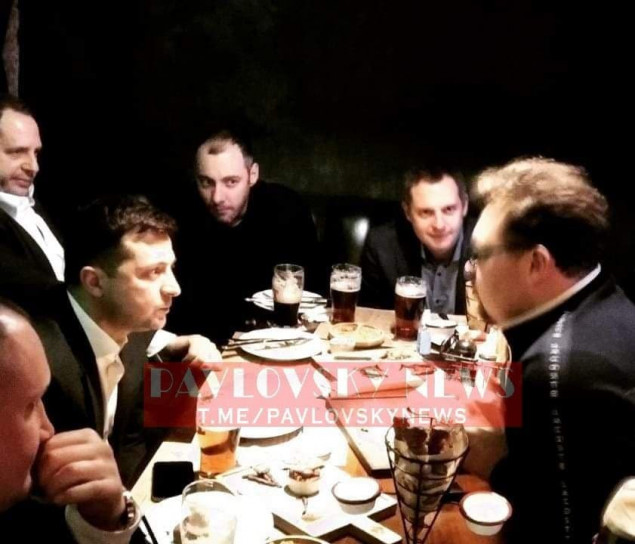 Зеленский, Ермак, Тимошенко и Кубраков отпраздновали победу футбольной сборной Украины в одном из киевский пабов