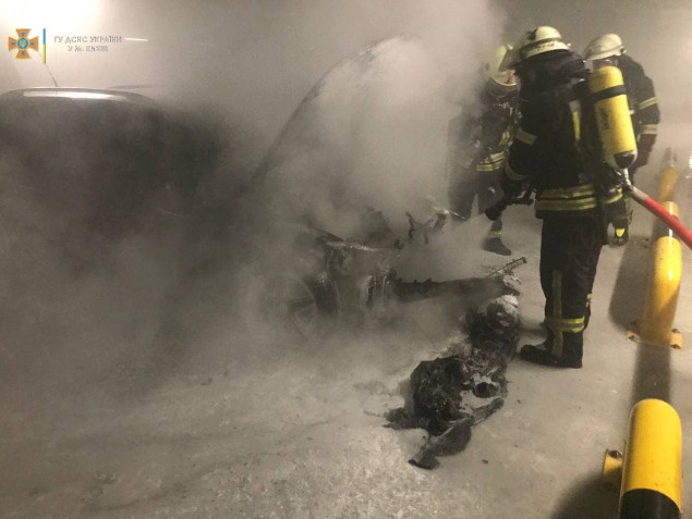 В Киеве во многоуровневом паркинге произошел пожар