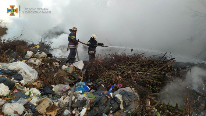 На Київщині третю добу ліквідовують пожежу на сміттєзвалищі