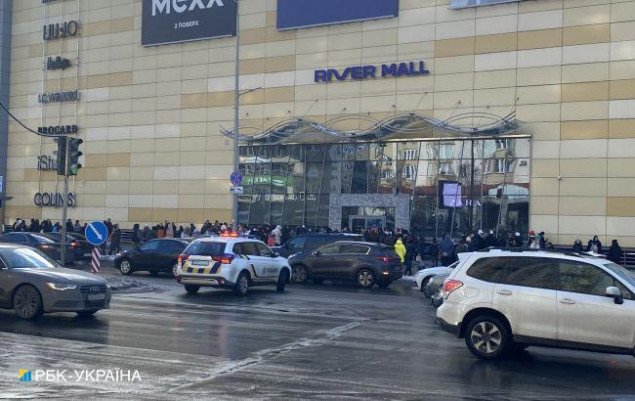 Из столичного ТРЦ River Mall эвакуировали людей из-за сообщения о минировании (видео, фото)