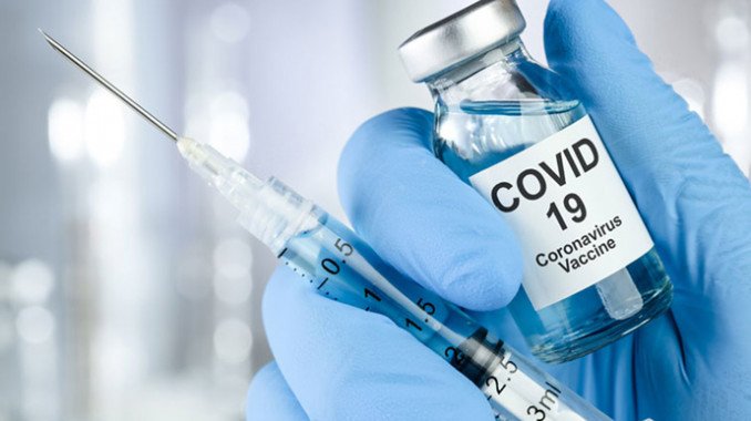 МОЗ ввел бустерную вакцинацию против COVID-19 для медиков