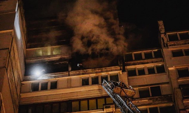 На столичной Троещине при тушении пожара спасатели эвакуировали жителей многоэтажки (фото)