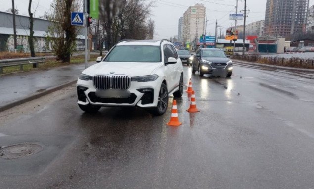 На Київщині автомобіль “BMW” збив жінку на переході