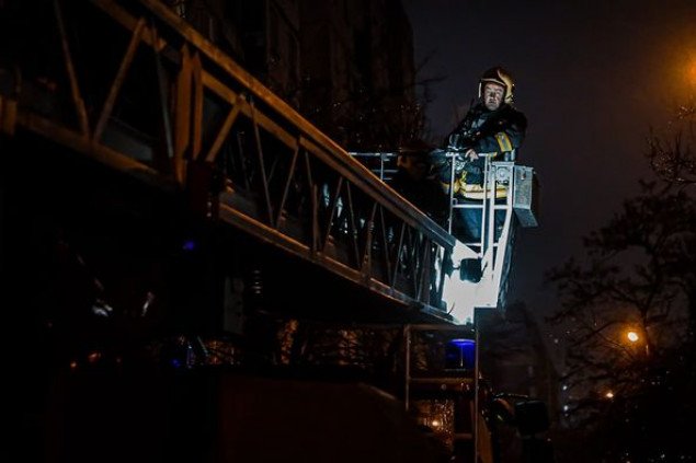 В Деснянском районе столицы при тушении пожара спасатели обнаружили труп мужчины