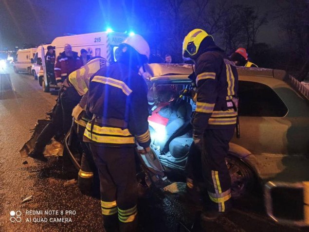 На Броварском проспекте столицы спасатели деблокировали пострадавшего из изуродованного в ДТП автомобиля (фото, видео)