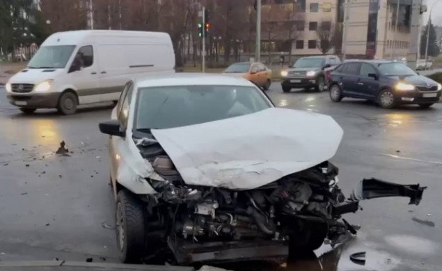 На столичной Соломенке столкнулись машина патрульных и такси Uber (фото, видео)