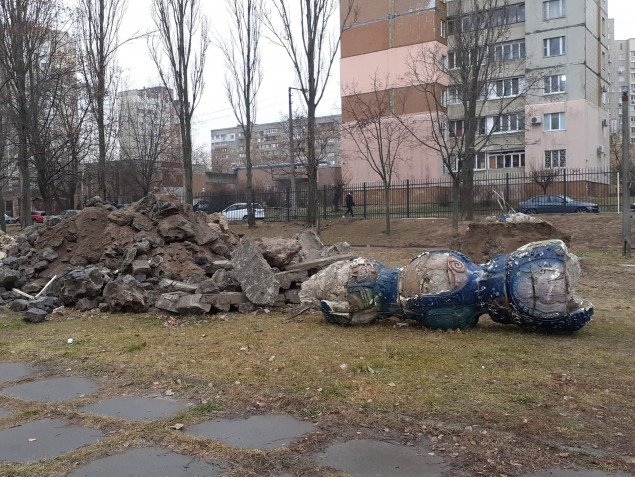 В столичной школе варварски уничтожили скульптуры украинского художника Федько (фото)