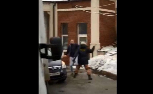 В Киеве охранник Александровской больницы избил адвоката (фото, видео)
