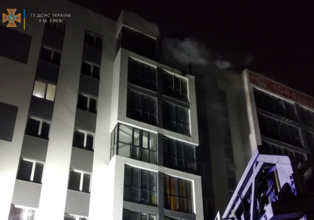 На столичной Троещине спасатели при тушении пожара эвакуировали жителей многоэтажки