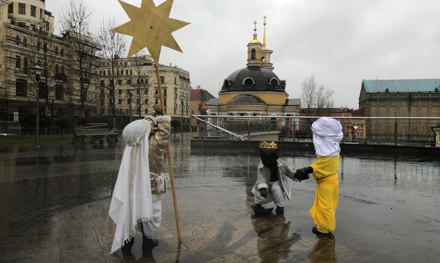 Скульптуры малышей-основателей Киева на Почтовой площади нарядили в рождественские костюмы