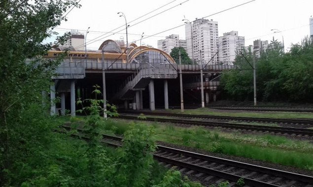 Нардеп Грищук просит построить новые пешеходные мосты через железную дорогу на Караваевых дачах