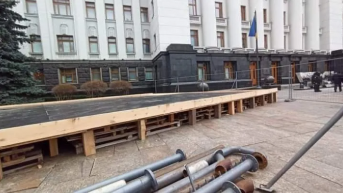 Возле Офиса президента в Киеве устанавливают каток
