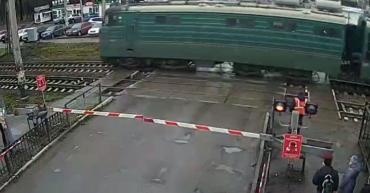 На железнодорожной станции “Тарасовка” на Киевщине женщина попала под поезд (видео)