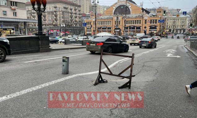На проезжей части бульвара Тараса Шевченко произошел провал асфальта (фото)