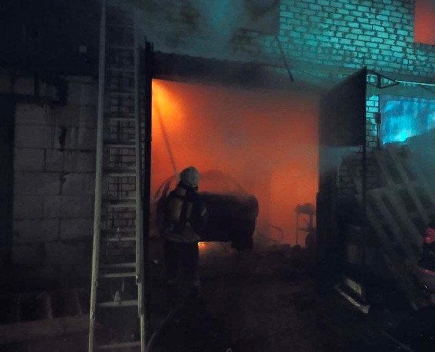 Столичные спасатели ликвидировали пожар на территории гаражного кооператива и нашли на месте происшествия погибшего (фото)
