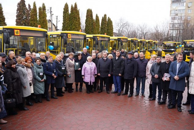 23 громади Київщини отримали нові шкільні автобуси (фото)