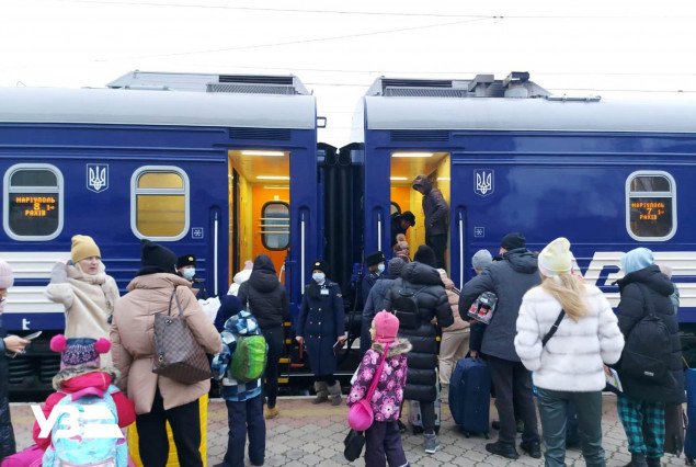 Сегодня, 13 декабря, начал курсировать поезд Мариуполь - Рахов через Киевщину (фото)