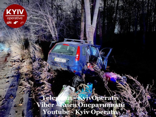 На Большой Кольцевой дороге в Киеве автомобиль Ford вылетел с дороги и столкнулся с деревом (фото, видео)