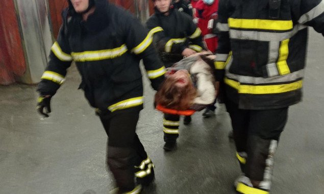 В киевском метро возобновили движение поездов после падения девушки на рельсы (фото, видео)