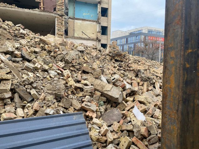 В Киеве демонтируют один из корпусов завода “Арсенал”, где планируется открыть фуд-холл (фото, видео)