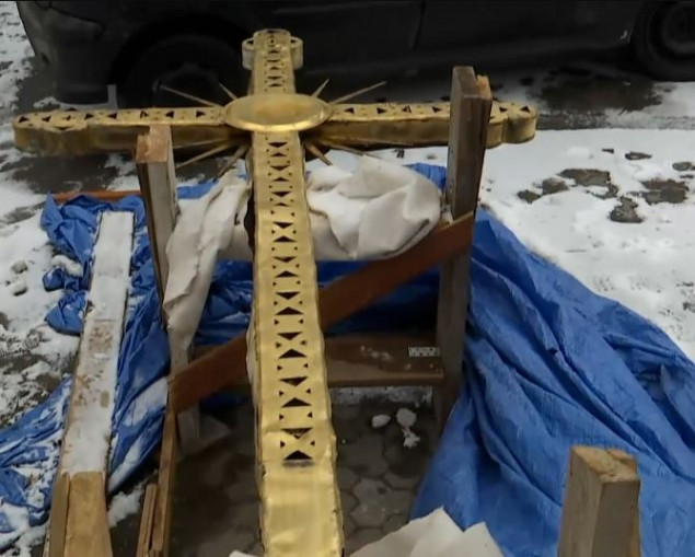 Ветер сдул трехметровый крест с одного из куполов столичного Софийского собора (видео)