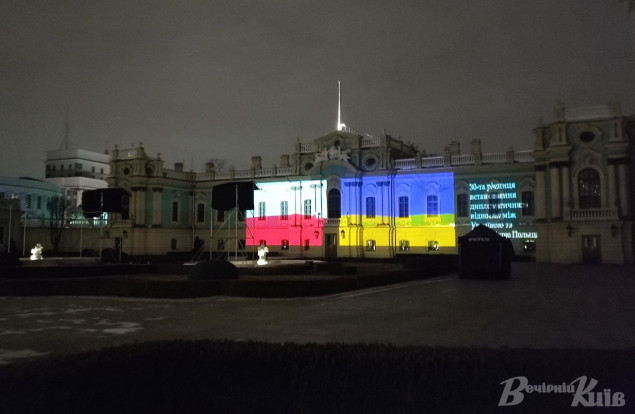 Мариинский дворец подсветили в цвета флагов двух государств
