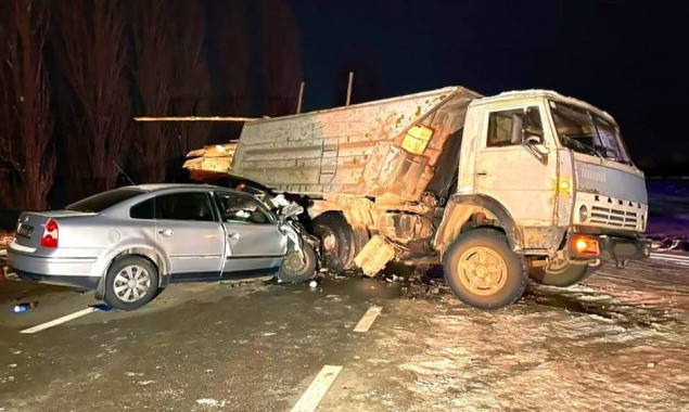 На Київщині внаслідок зіткнення вантажівки “КАМАЗ” та автомобіля Volkswagen загинув водій (фото) 
