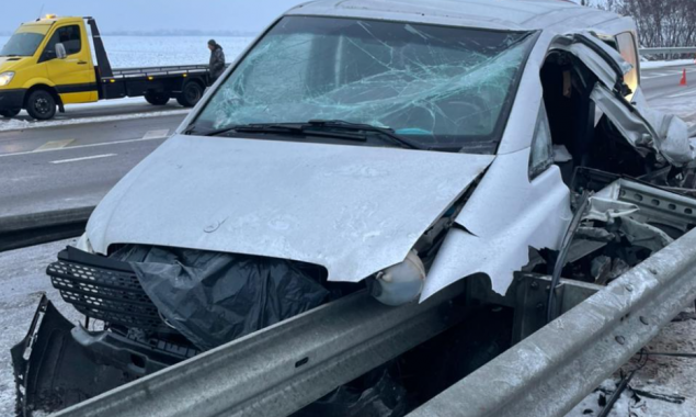 На трассе Киев-Одесса водитель Mercedes Vito не справился с управлением и влетел в металлический отбойник (фото)