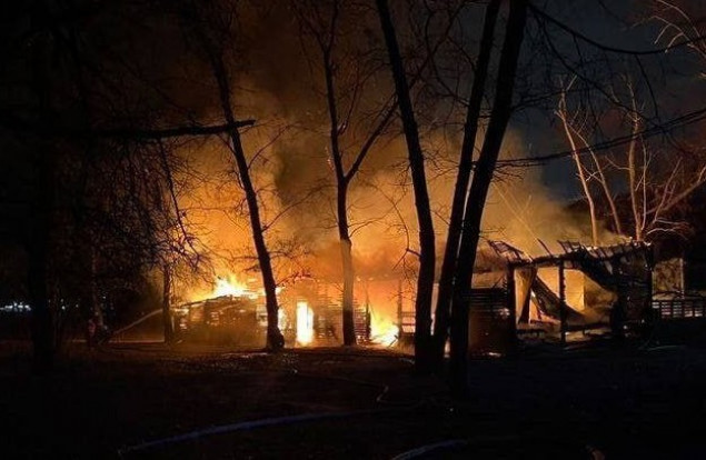 В столице сгорело помещение развлекательного комплекса вблизи Паркового моста (фото, видео)