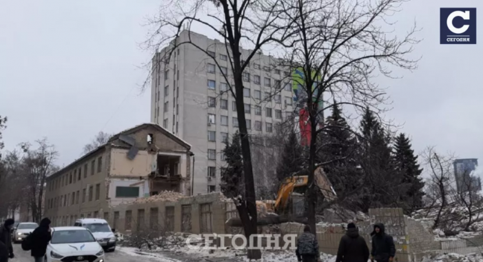 В Киеве сносят здание Государственного университета инфраструктуры и технологий (видео)