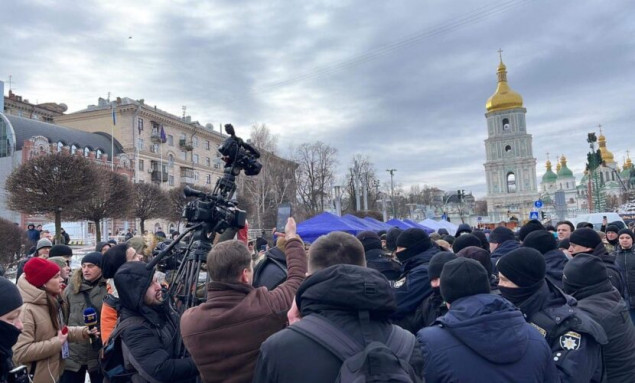 В Киеве под Печерским судом, где избирают меру пресечения Порошенко, произошли столкновения (видео)