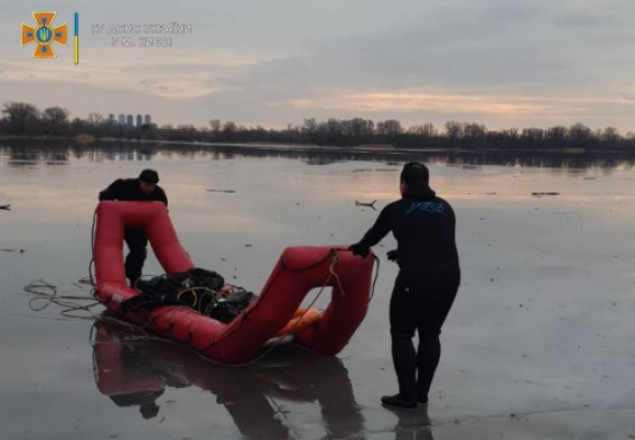 Столичные спасатели достали из Днепра тело провалившегося под лед мужчины