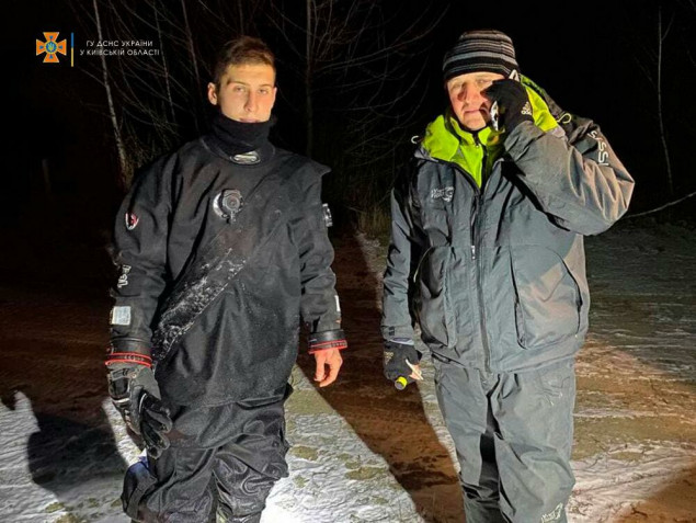 На Киевском водохранилище спасатели сняли рыбака со льдины в 300 м от берега