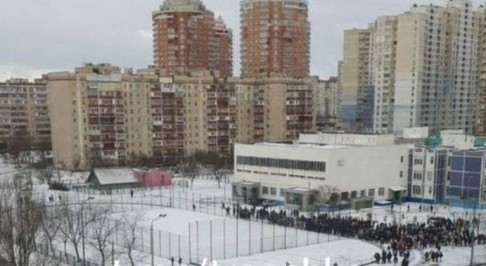 В Киеве правоохранители проверяют сообщение о “минировании” полсотни столичных школ