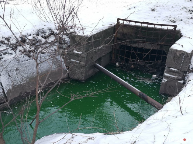 В Киеве река Сырец приобрела ядовито-зеленый цвет (фото)