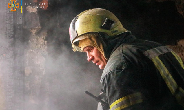 На столичных Нивках при ликвидации пожара сотрудники ГСЧС спасли женщину