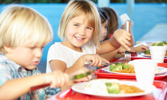 В Минобразования заявляют, что уже во всех украинских школах и детсадах начали кормить детей по обновленному меню