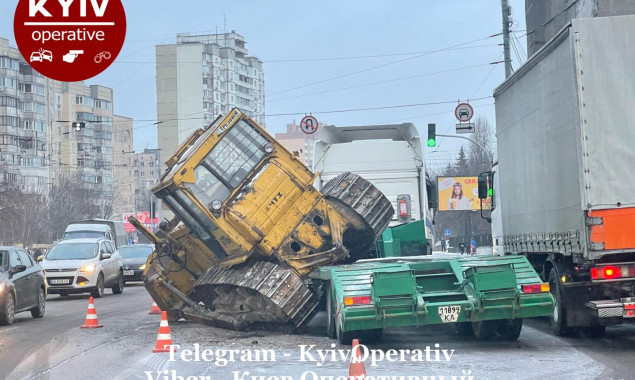 На столичной Куреневке посреди дороги с грузовика выпал бульдозер (фото)