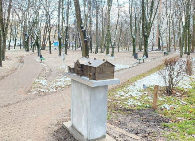 В парке Киева вандалы уничтожили мини-скульптуру дома Кристеров (фото)