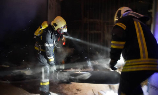 В Киеве спасатели ликвидировали крупный пожар на Виноградаре (фото)